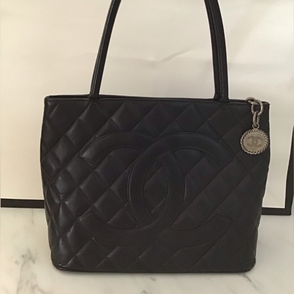 CHANEL Medallion Shoulder Bag Medium Black Leather Caviar Tote Quilted - Picture 3 of 14